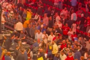 热火主场球迷，对巴特勒赛后的这一系列举动相当不满意啊